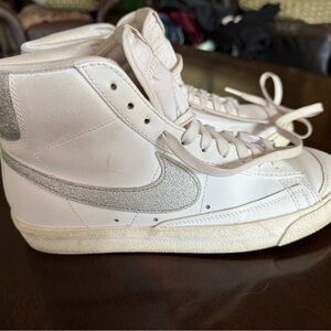 Women’s NIKE high top Blazer White and Silver High-Top Sneakers 9.5
